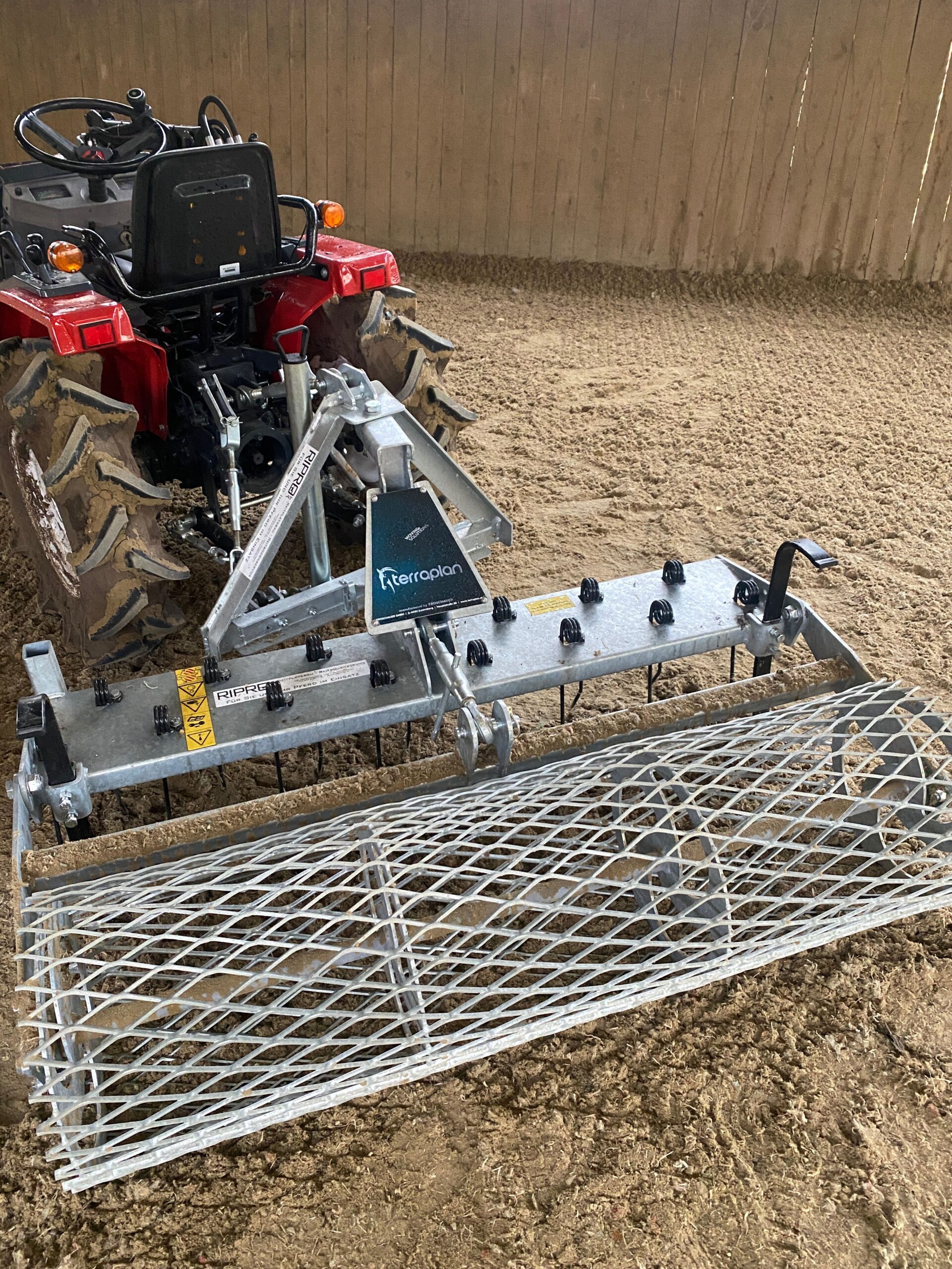 Hauptbild_Kategorie_Pflege_Reitplatz_Reitplatz_Reithalle_Longierzirkel