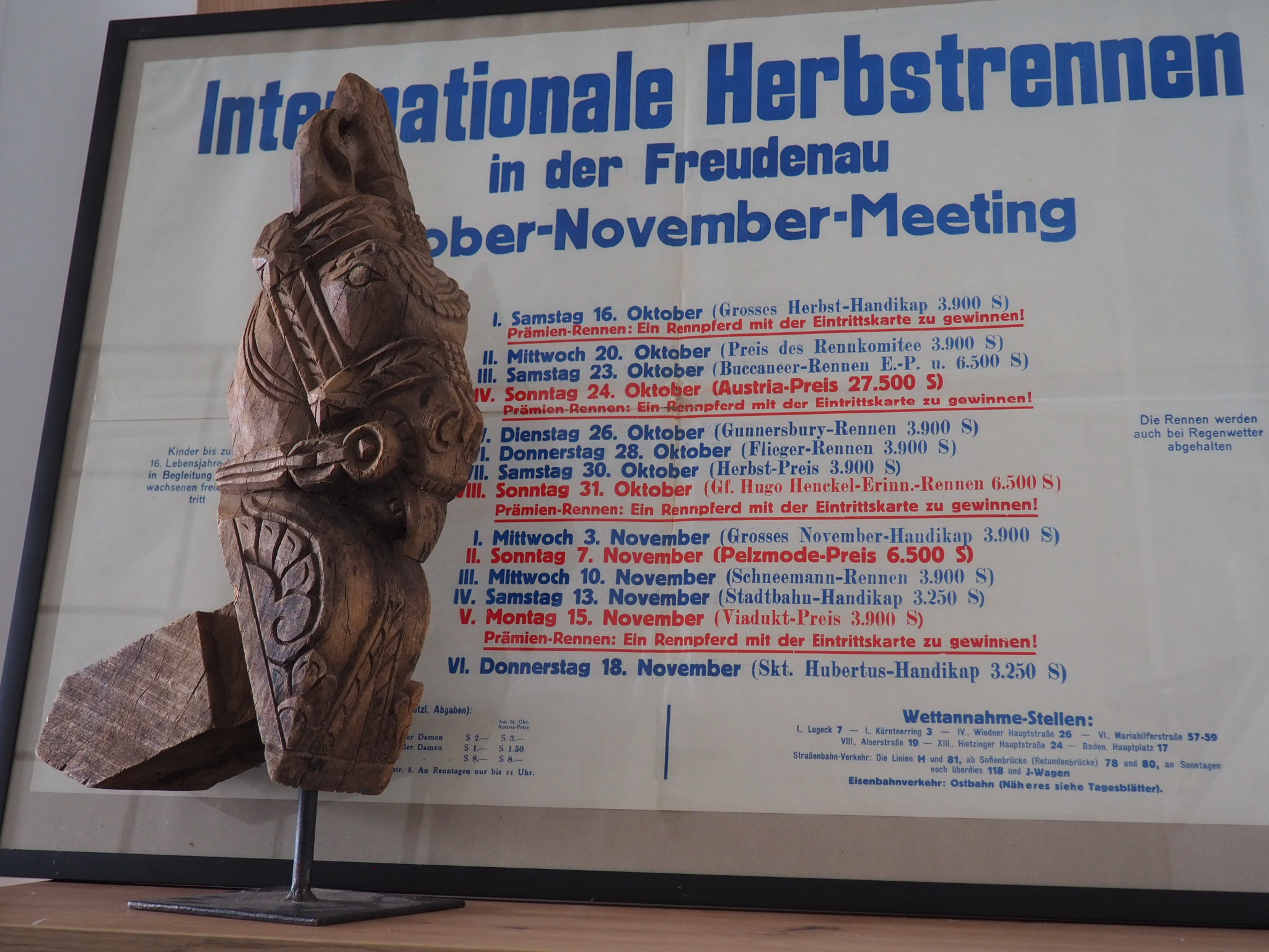 Pferdekopf_Holzskulptur_auf_Metallständer_1