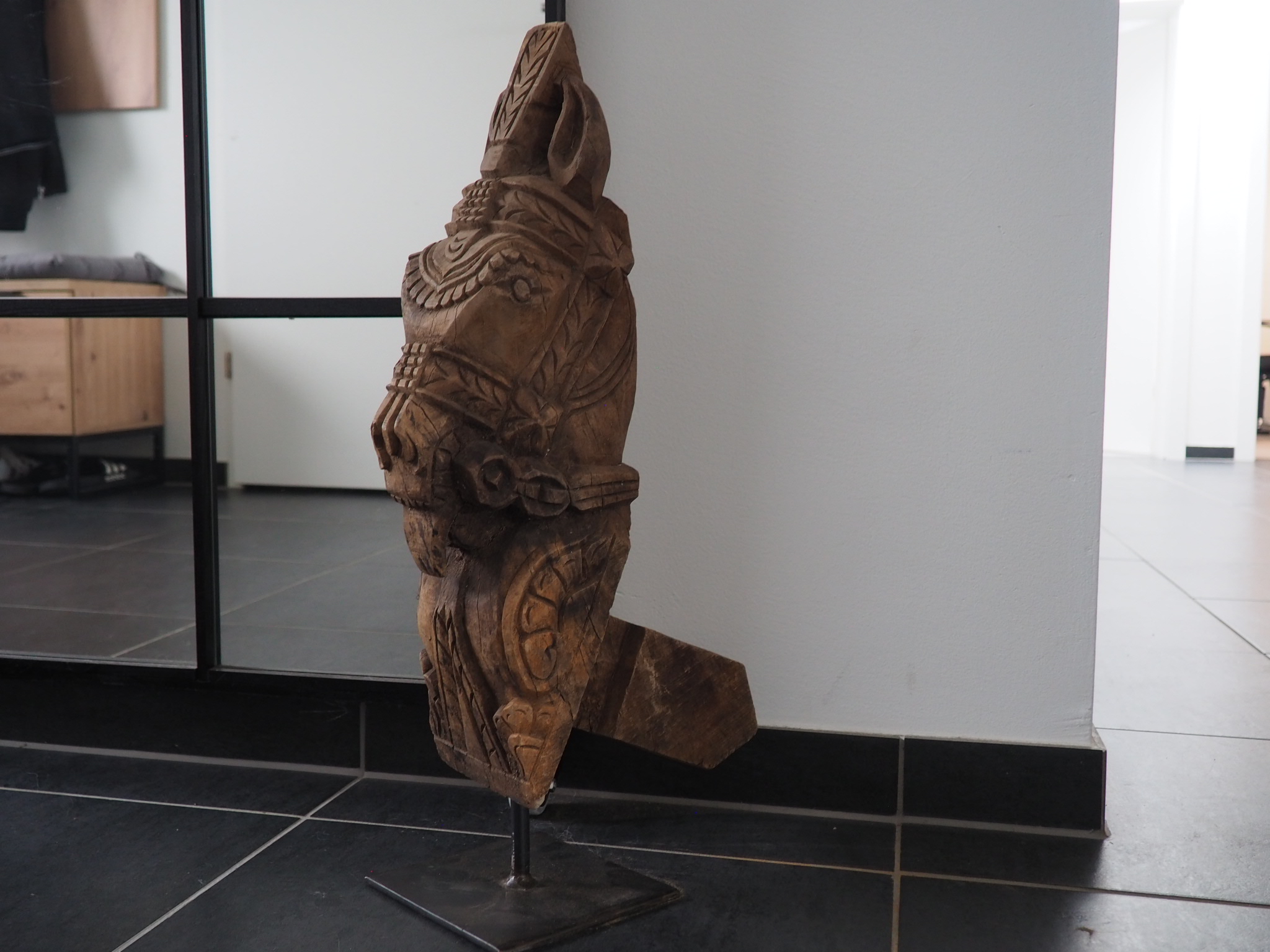 Pferdekopf_Holzskulptur_auf_Metallständer_2